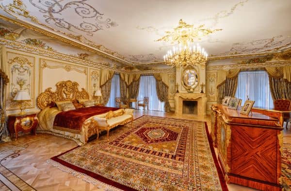 دکوراسیون اتاق خواب سلطنتی با تم طلایی