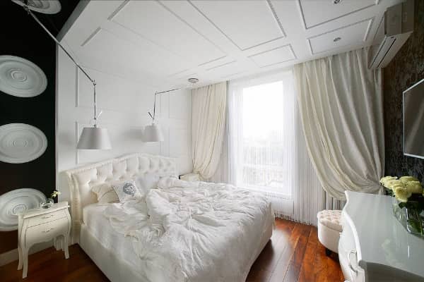 پرده سفید و ساده در دکوراسیون اتاق خواب