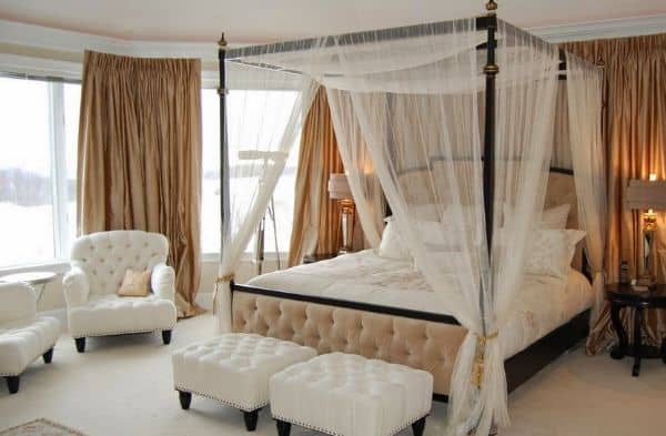 دکوراسیون اتاق خواب همراه با سایبان روی تخت با تم سفید و طلایی