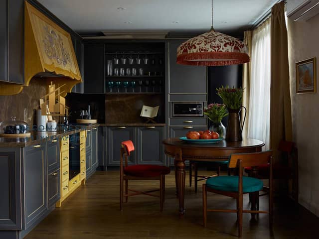 کابینت آشپزخانه چوبی با تم رنگی مشکی و زرد