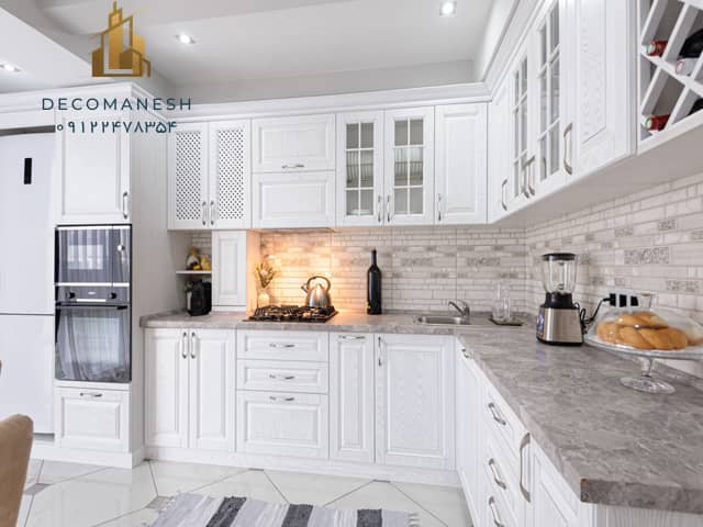 طراحی کابینت آشپزخانه چوبی زیبا با رنگ سفید و صفحه سنگی