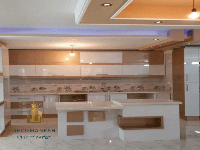 کابینت آشپزخانه هایگلاس ترکیبی با تم طلایی و سفید