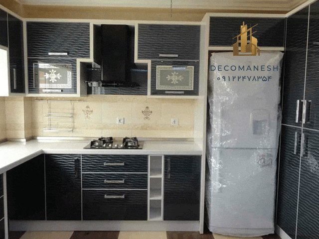 دکوراسیون داخلی آشپزخانه با تم رنگ تیره و سفید
