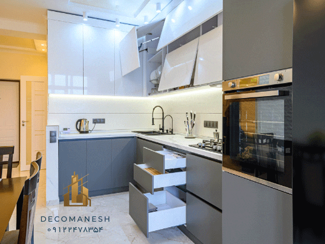 کابینت آشپزخانه با تم ترکیبی سفید و طوسی