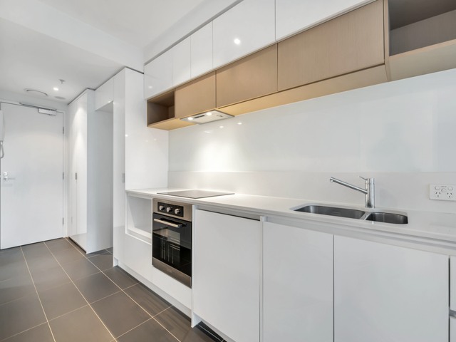 کابینت آشپزخانه با سرامیک سفید