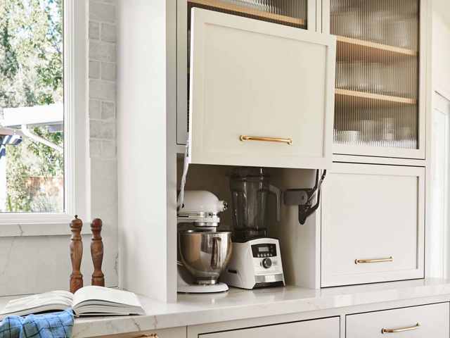 باکس وسایل برقی در کابینت آشپزخانه