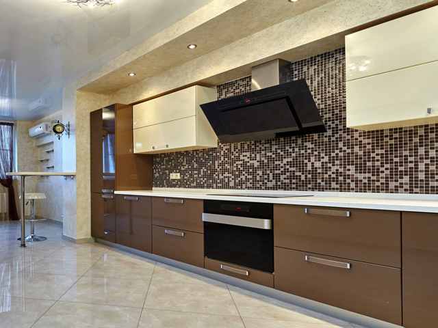 کابینت آشپزخانه با ترکیب رنگ قهوه ای و کرم