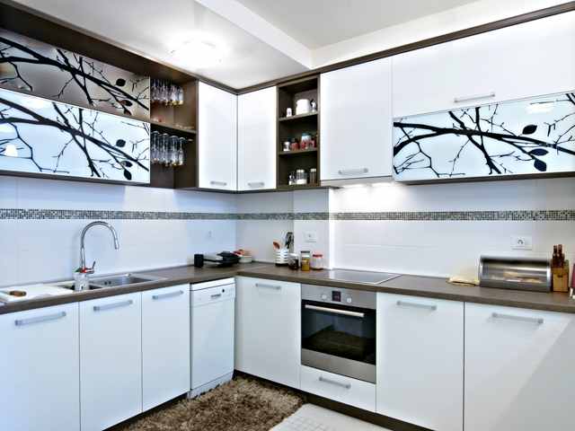 کابینت آشپزخانه با درب های طرح دار