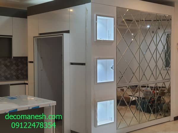 کابینت آشپزخانه با تم سفید و قهوه ای همراه جاکفشی آینه ای بغل آشپزخانه