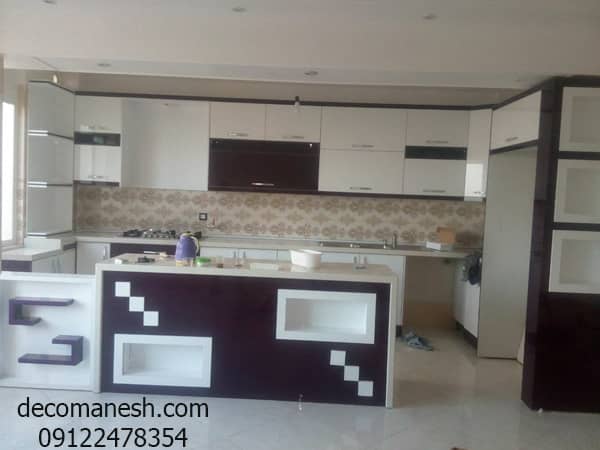 کابینت آشپزخانه با دو رنگ ترکیبی سفید و بادمجونی