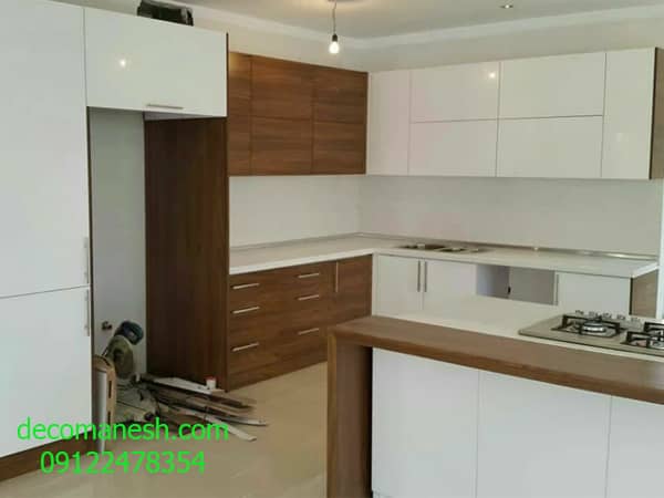 کابینت آشپزخانه با دو طرح ترکبی ساده سفید و طرح چوب