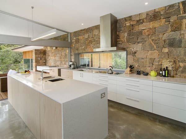 دکوراسیون آشپزخانه با نمای سنگی و کابینت سفید
