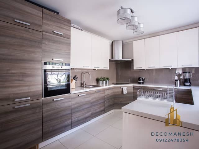 کابینت آشپزخانه فرامید با تم رنگی خاکستری و سفید به صورت ترکیبی
