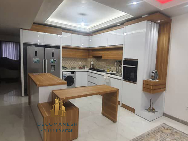 کابینت آشپزخانه ترکیبی با صفحه سفید و طرح چوب