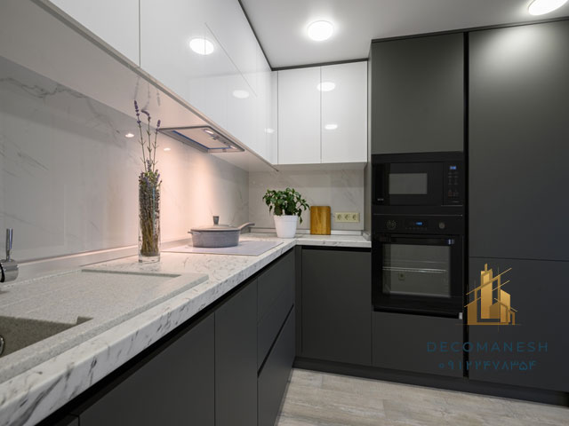 کابینت آشپزخانه کوچک با ترکیب رنگ سفید و مشکی