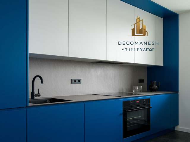 کابینت آشپزخانه کوچک پلکانی با دو رنگ ترکیبی