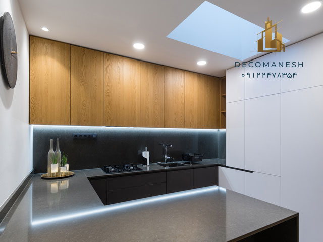 کابینت آشپزخانه ترکیبی با رنگ سفید و طرح چوب